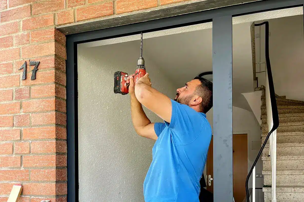 Professionelle Montage von Aktions-Aluminiumtür